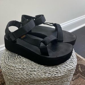 TEVA Flatform Universal Sandals - Size 7